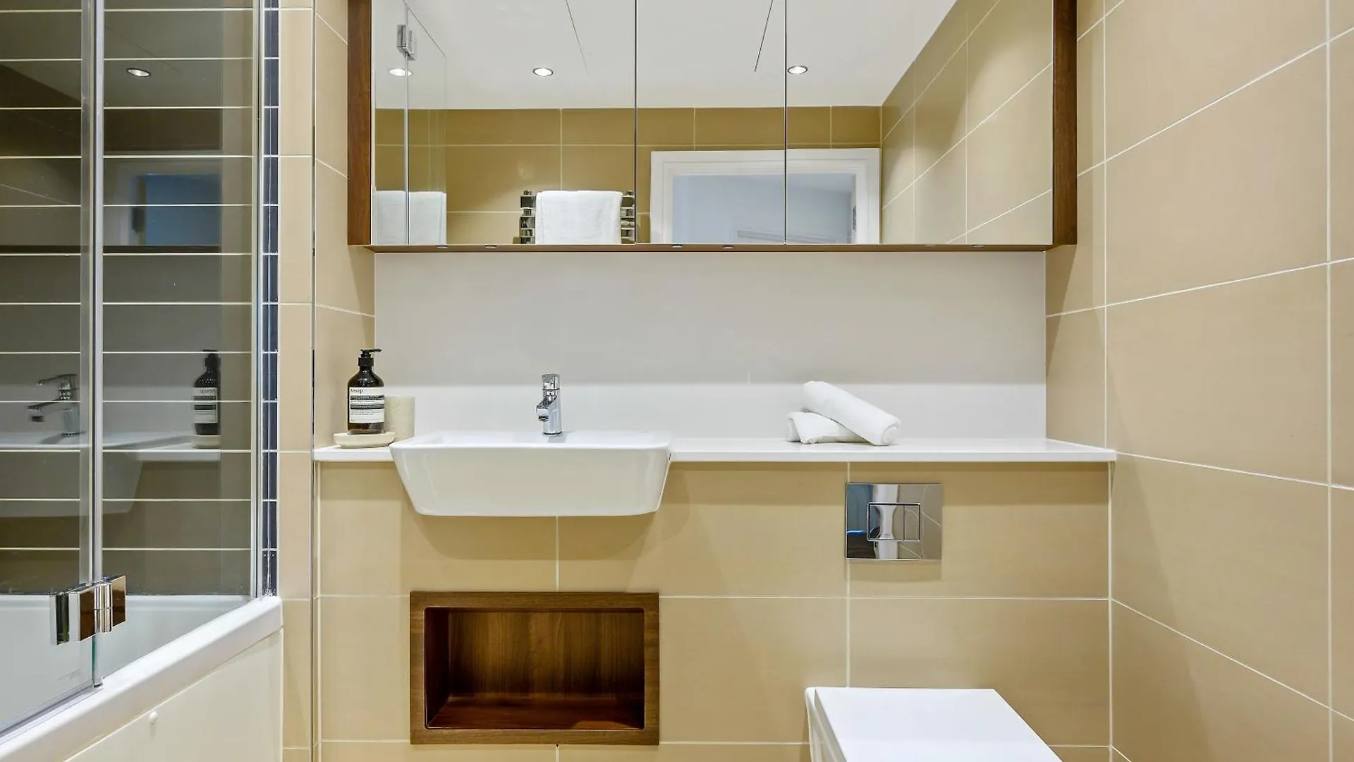 Stunning 1-Bed Apartment In Лондон